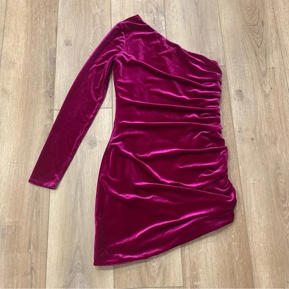 🌟NBD🌟REVOLVE GINNIE STRETCH VELVET ONE SLEEVE MINI DRESS MAGENTA SZ M - Picture 3 of 7